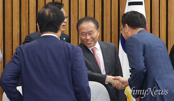  윤재옥 국민의힘 원내대표 겸 당대표 권한대행이 30일 오전 서울 여의도 국회에서 열린 원내대책회의에 참석해 동료 의원들과 인사를 나누고 있다.