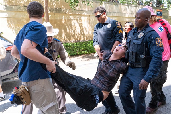2024년 4월 29일 텍사스 오스틴의 텍사스 대학교에서 친팔레스타인 시위대가 체포되고 있다.