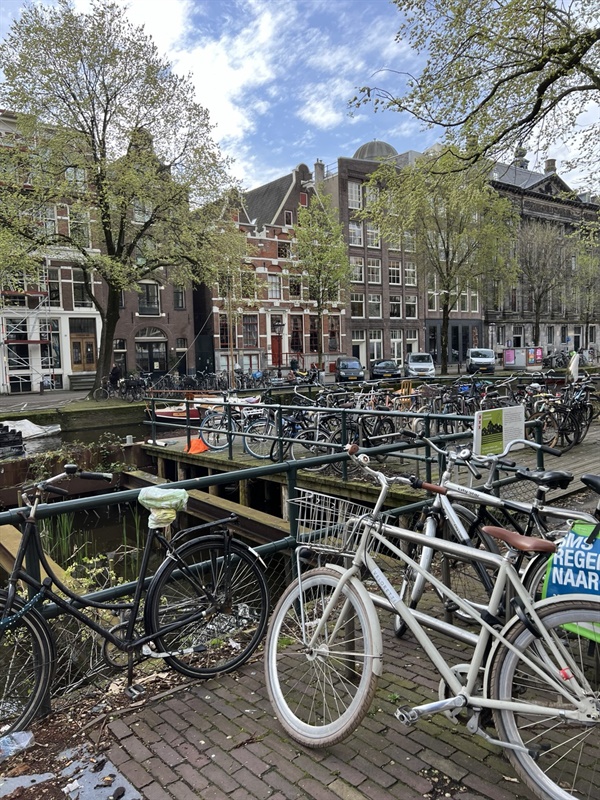 운하와 자전거. 암스테르담의 인상으로 남았다.