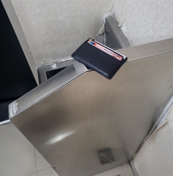 화장실에서 카드와 현금이 들어있는 지갑을 분실했는데, 누군가 지갑을 주워서 CCTV 아래 올려놓은 덕분에 무사히 지갑을 되찾을 수 있었다.