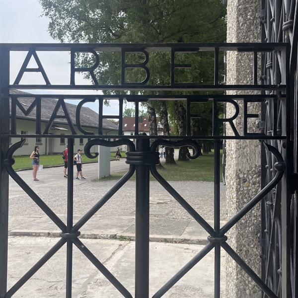 나치가 최초로 만든 다하우 수용소의 철문. “노동이 자유롭게 하리라(ARBEIT MACHT FREI)”라고 새겨져 있다.