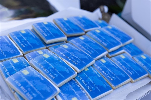 캐나다 오타와에 모인 시민단체들은 신용카드 쿠키를 나누어 주는 캠페인을 통해 매주 사람들이 신용카드 무게와 같은 작은 플라스틱 조각을 섭취하고 있단 점을 강조했다.