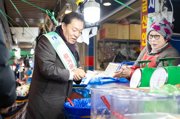 이재준 수원시장이 지난 2월 5일 설을 앞두고 수원 미나리광·못골시장을 방문해 상인들을 만났다.