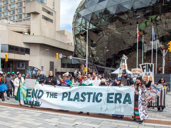 4월 22일(현지시각) 플라스틱 국제협약 체결을 위한 제4차 정부간협상위원회(INC-4) 회담장 앞에서 플라스틱 생산 중단을 요구하고 있는 시민들의 모습. 