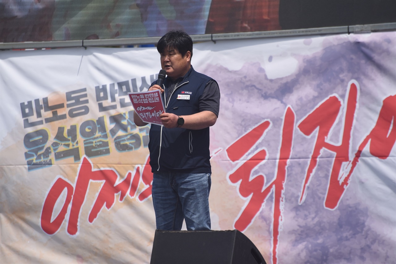 민주노점상전국연합 충청지역연합회 김성남 지역장이 연대발언을 하고 있다.