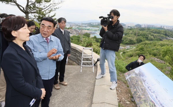  5월 1일 울산 남구 삼산·여천쓰레기매립장 파크골프장 조성지 현장에서 김두겸 울산시장이 한화진 환경부장관, 최종원 낙동강유역환경청장 등 관계자들과 돋질산 전망대에서 진행 사항을 설명하고 있다.