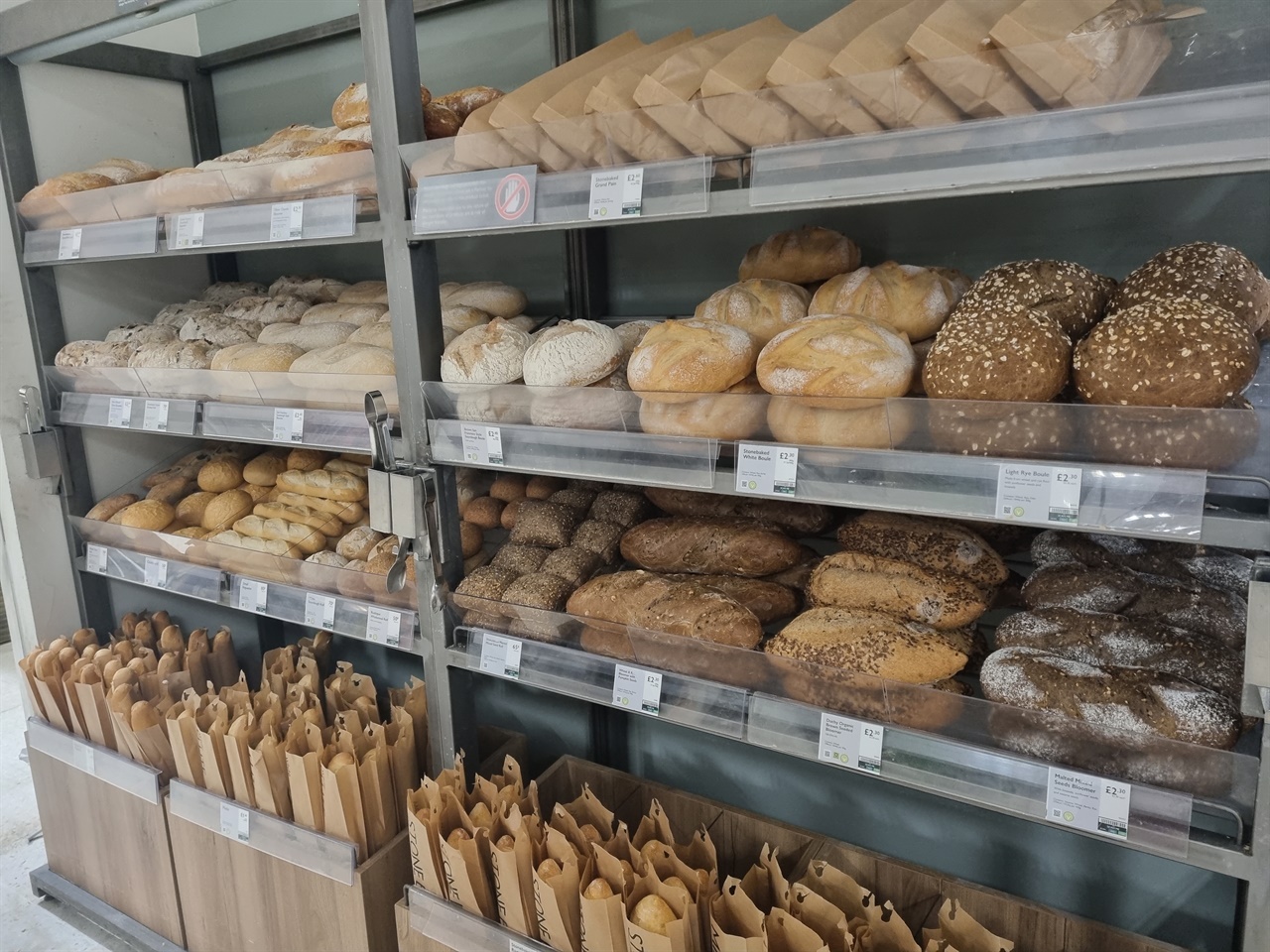 영국 지역 마트에는 다양한 빵 종류들이 구비되어 있다. 