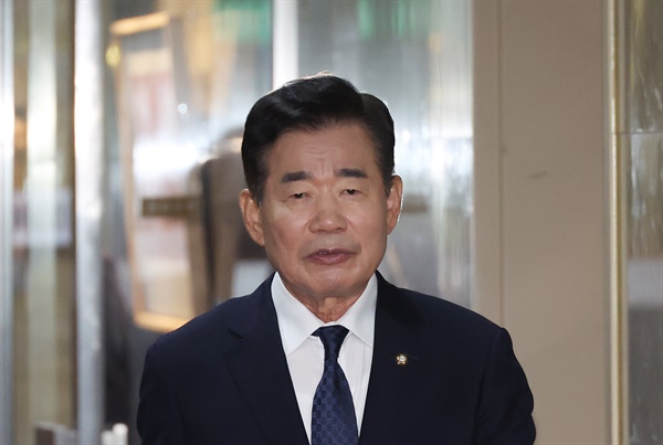 김진표 국회의장이 4월 30일 국회 의장실에서 열리는 여야 원내대표 회동에 입장하고 있다. 