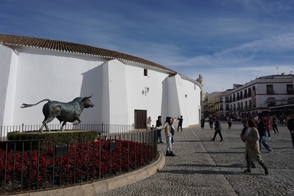 론다의 중심부 광장에 있는 투우장은 스페인에서 가장 오래된 투우장이라고 한다.