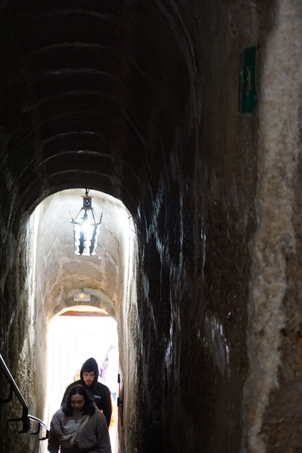 누에보다리 내부로 올라가는 계단. 다리 중간에는 방이 있는데 스페인 내전때는 감옥으로 활용되었다고 한다.