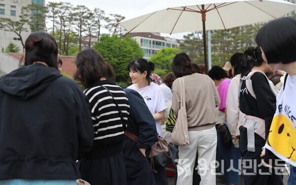 4월 22일 동천동 목양교회에서 열린 용인수지맘카페 기부 플리마켓을 찾은 시민들의 모습.