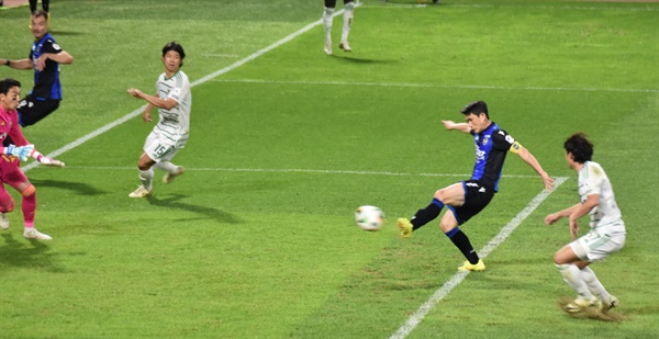  후반 추가 시간 31초, 인천 유나이티드 FC 김도혁이 제르소의 도움을 받아 왼발 인사이드 발리슛 추가골을 터뜨리고 있다.