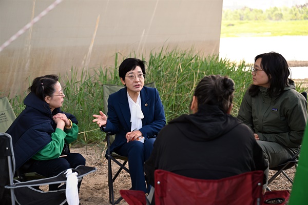 이순열 세종시의회 의장(왼쪽에서 두번째)이 지난 1일 세종보 상류에 친 천막농성장을 방문해 환경단체 활동가들과 대화를 하고 있다.