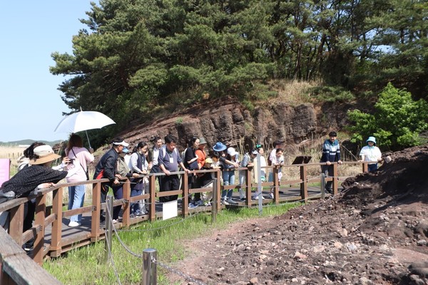 관광객들이 화성시 천연기념물인 공룡알화석산지를 탐방하고 있다.ⓒ금미선