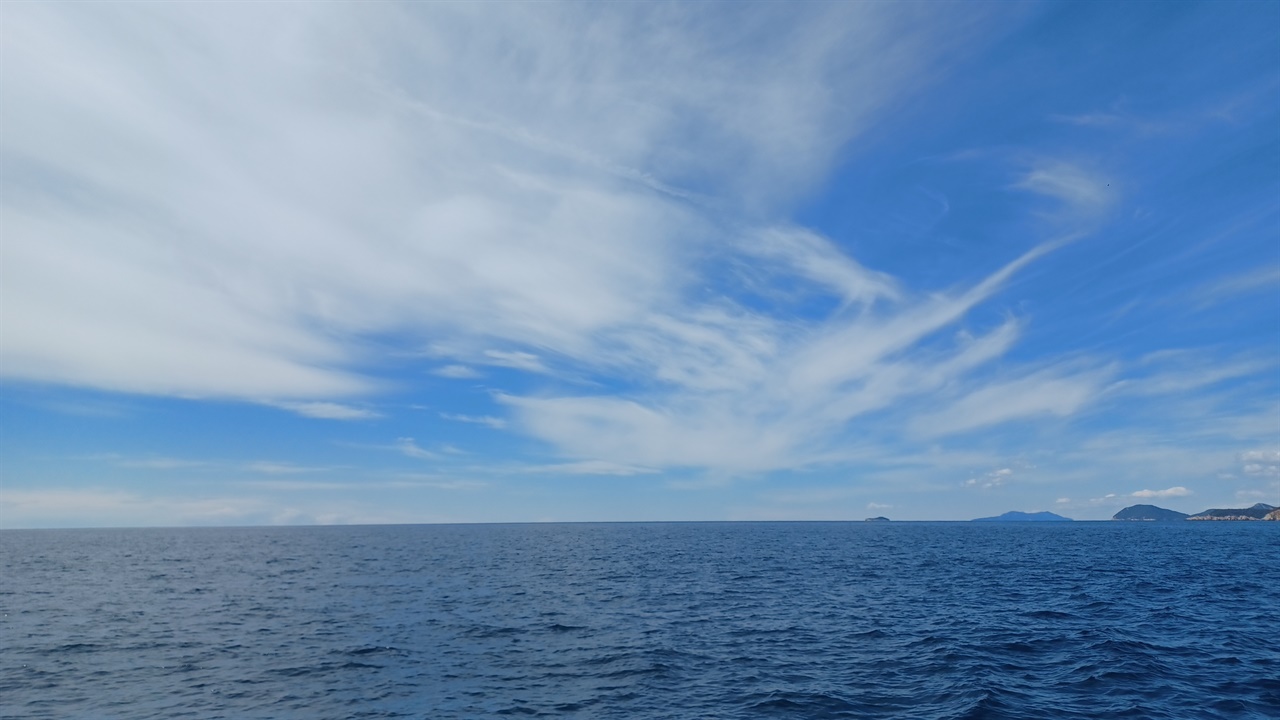 바다와 하늘이 푸른 색이다. 에메랄드 빛처럼 아름답다