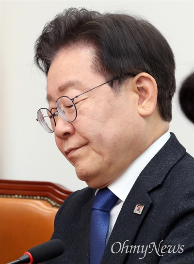 이재명 더불어민주당 대표가 3일 오전 서울 여의도 국회에서 열린 최고위원회의에 참석해 있다.