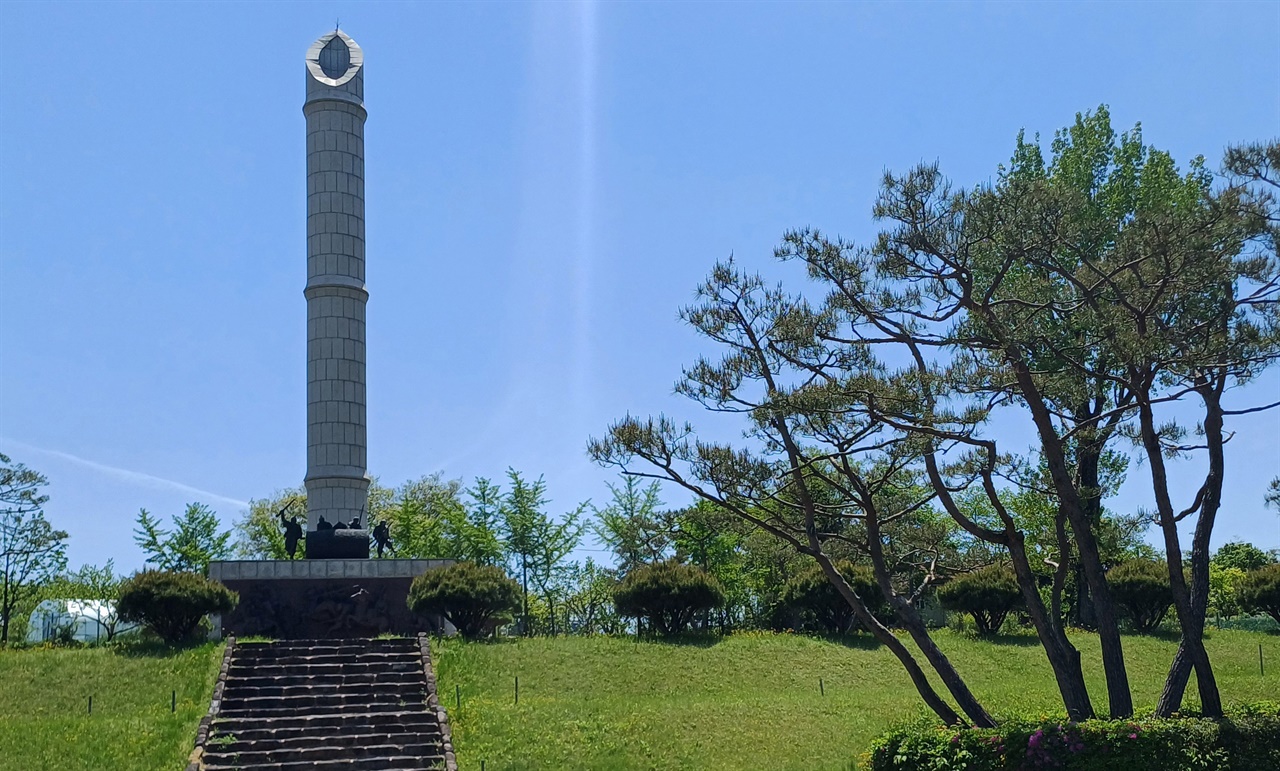 동학혁명 승전기념탑. 하늘을 향해 우뚝 선 죽창에서 동학혁명군의 기개가 묻어난다.