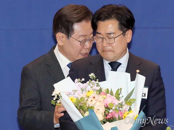 더불어민주당 새 원내대표로 선출된 박찬대 의원이 3일 오전 서울 여의도 국회 의원회관에서 열린 제22대 국회 더불어민주당 제1기 원내대표 선출 당선자 총회에서 이재명 대표의 축하 인사를 받고 있다.