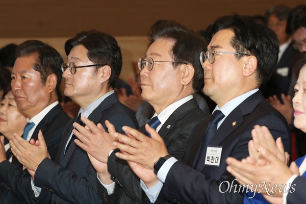 이재명 더불어민주당 대표와 박찬대 새 원내대표를 비롯한 당선인들이 3일 오전 서울 여의도 국회 의원회관에서 열린 제22대 국회 더불어민주당 제1기 원내대표 선출 당선자 총회에서 해병대원 특검법 즉각 수용 촉구 결의문을 낭독한 뒤 박수치고 있다.