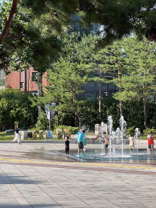서울역사박물관 바닥분수. 2023년 여름의 풍경