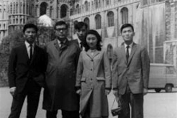 케임브리지대 교정에 서있는 박노수 교수 부부와 유학생들. ‘유럽 간첩단 사건’으로 박 교수(왼쪽에서 두 번째)는 처형됐고, 유학생 김판수(맨 오른쪽)는 5년형을 받았다. 