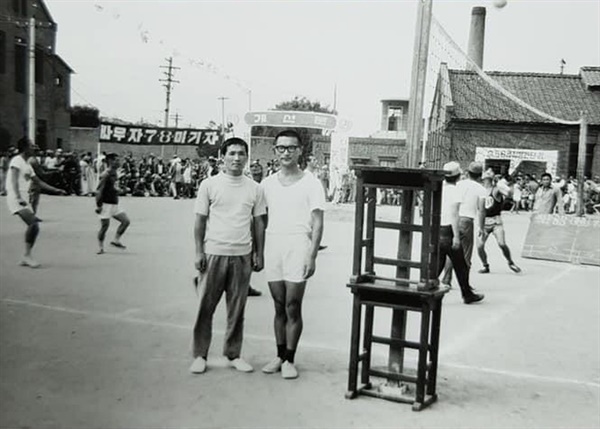 대전교도소 운동회에서 박성준(오른쪽)씨와 함께. 박 씨는 나중에 국무총리가 되는 한명숙 씨와 6개월째 신혼 생활을 하다가 통혁당 사건으로 체포됐다. 