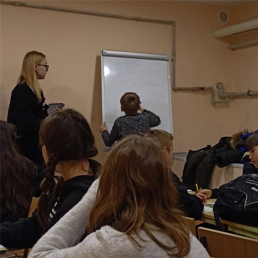 지하대피소에서 수업을 듣는 우크라이나 아이들의 모습.