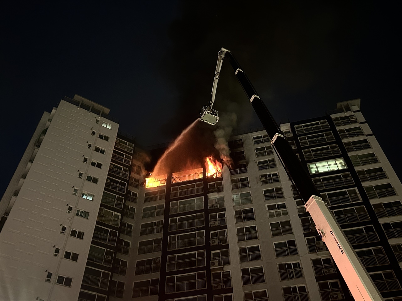 4일 오후 6시50분경 충남 홍성의 한 고층 아파트 13층에서 화재가 발생했다.