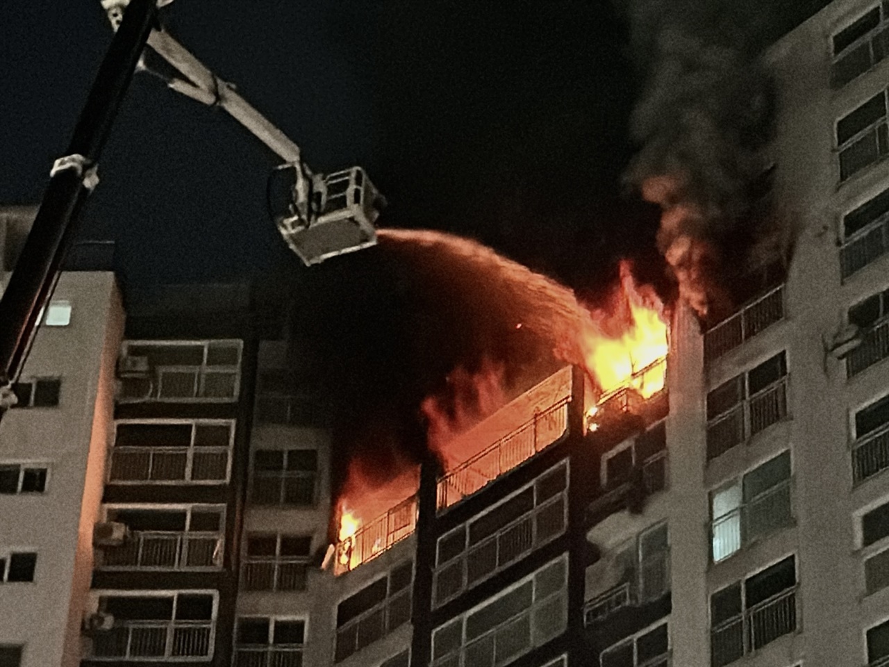 4일 오후 6시50분경 충남 홍성의 한 고층 아파트 13층에서 화재가 발생해 사다리차를 이용해 진화에 나서고 있다. 