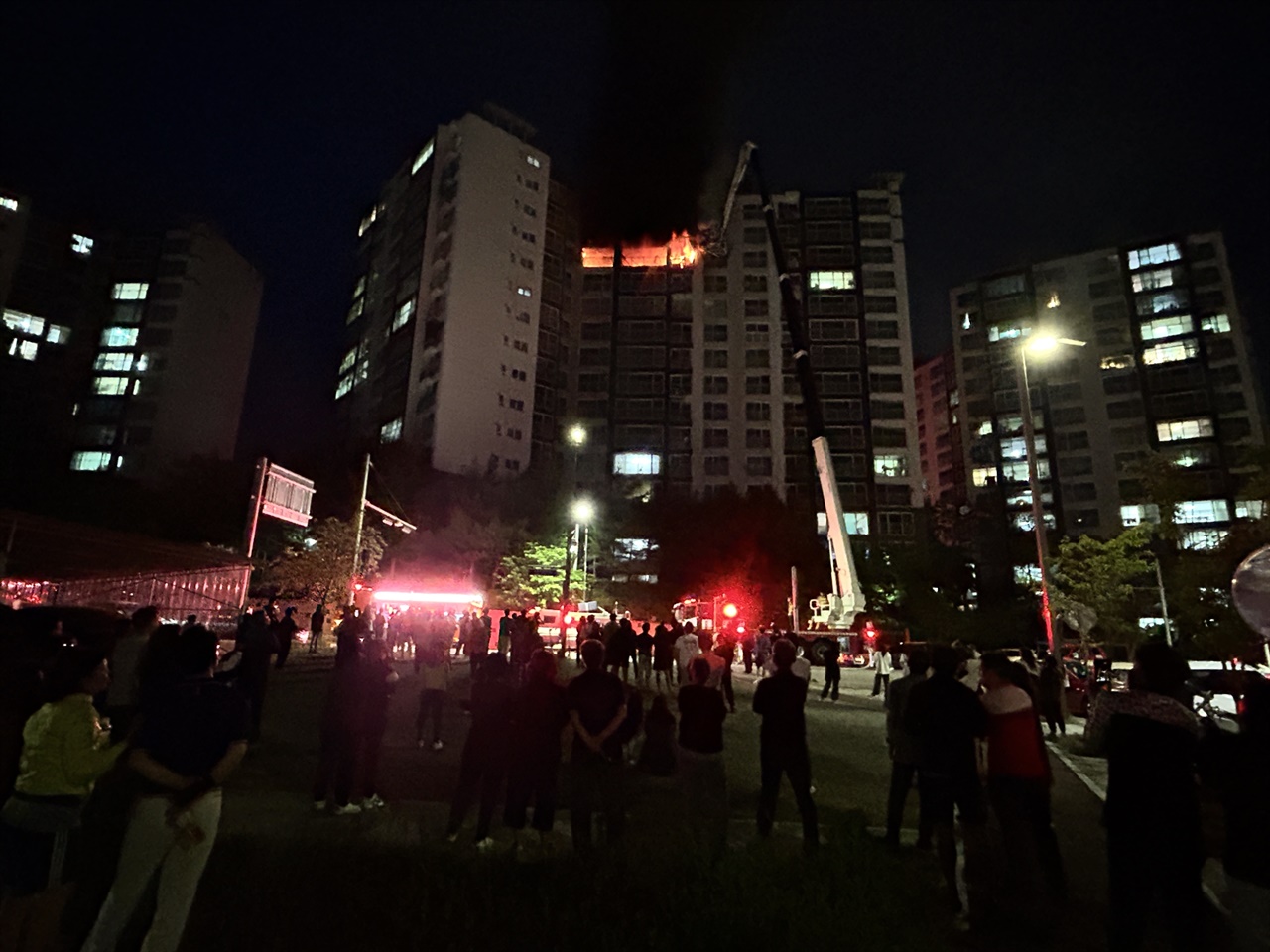 아파트 주민들은 불이 나자 긴급 대피했으며 아파트 주변에는 500여 명의 주민이 나와 진압 상황을 지켜봤다. 하지만 진압이 늦어지면서 불이 위층으로 번지자 주민들은 발을 동동 굴렀다.