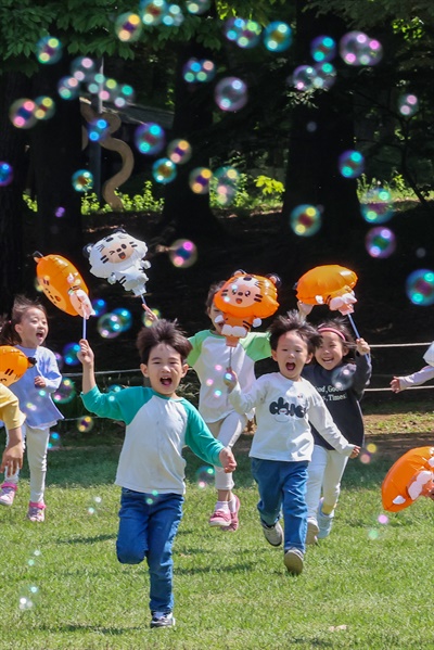 지난 2일 오전 서울 송파구 한성백제박물관 앞에서 야외학습을 나온 어린이들이 비눗방울 놀이를 하고 있다.