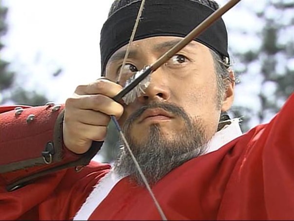 2004~2005년 인기리에 방영된 KBS 대하드라마 <불멸의 이순신>의 한 장면. 이순신 역을 맡은 배우 김명민이 양궁식 사법으로 활쏘기를 하고 있다.