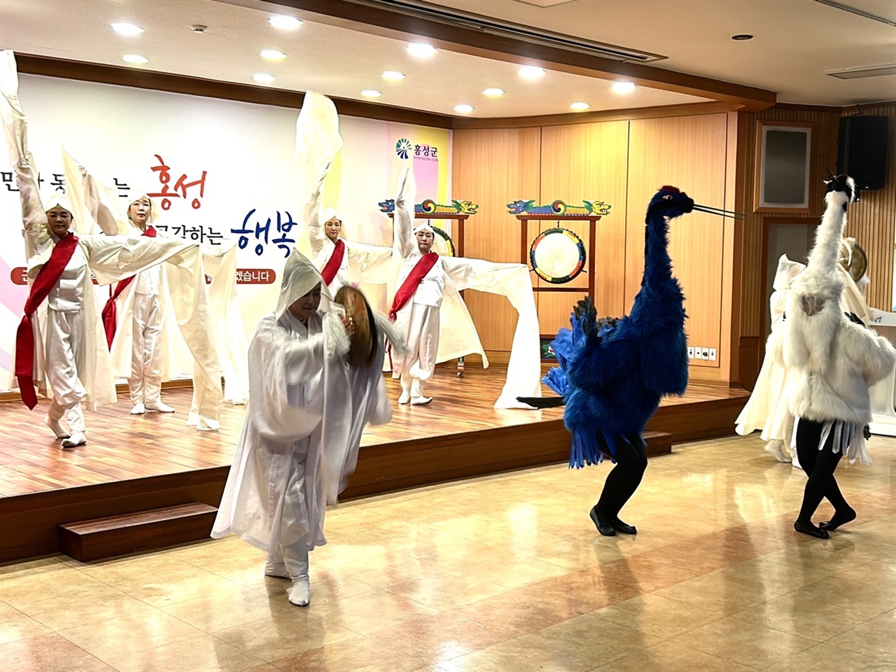 강연에 앞서 이애주전통춤회 회원들의 학춤, 승무, 바라춤과 판소리 공연이 이어졌다.