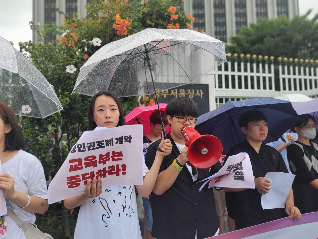 작년 8월 학생들이 이주호 교육부 장관의 학생인권조례 관련 발언에 항의하고 있다.