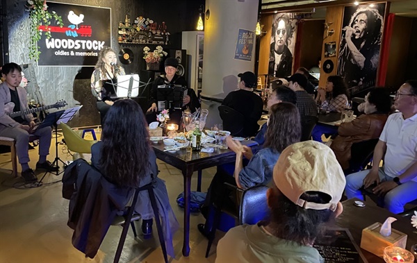 양평에 있는 카페 ‘우드스탁’에서 지난 달 20일 열린 '나나'의 재즈 정기공연.