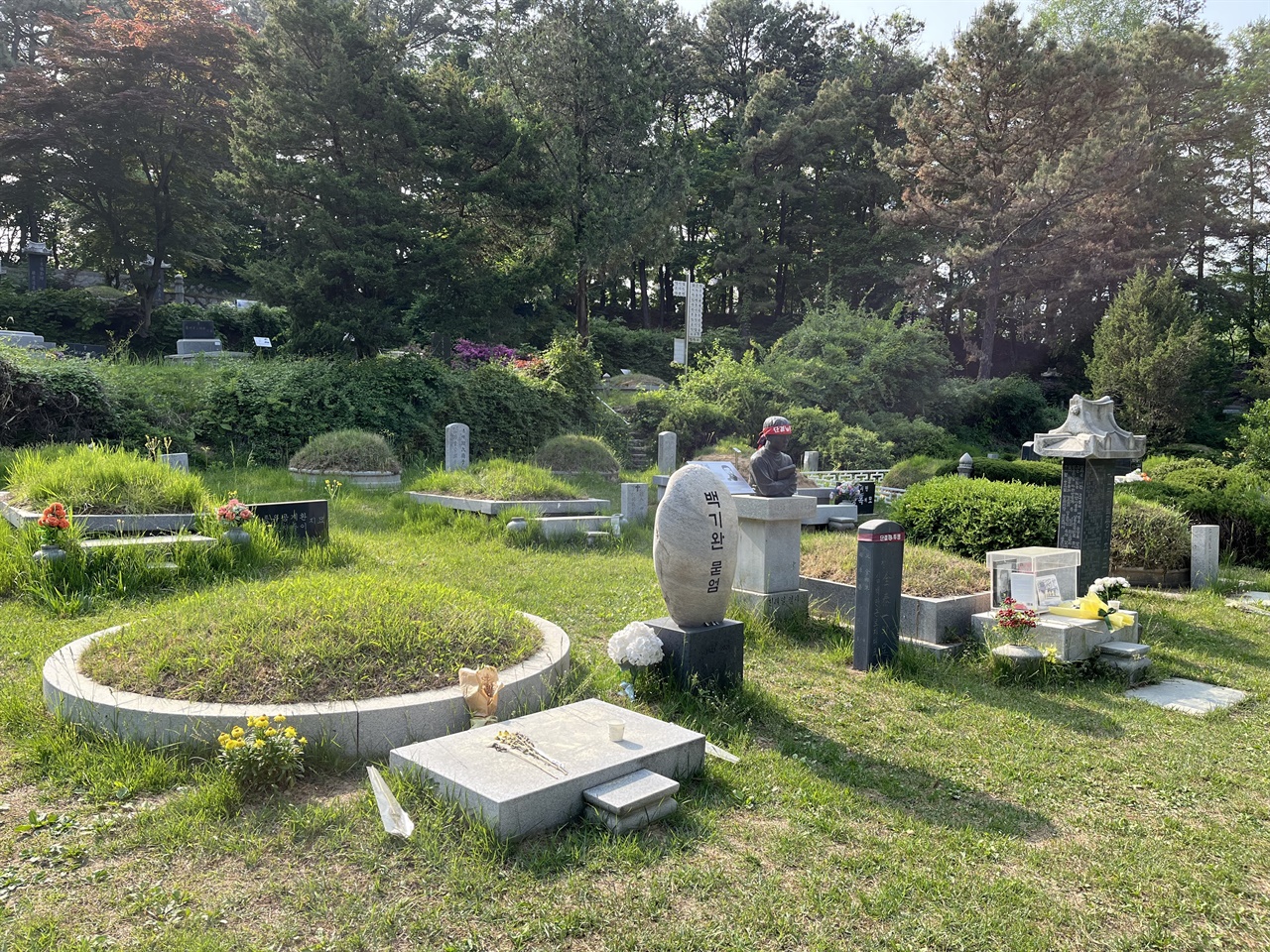 민주열사 묘역의 중앙에는 전태일 열사와 이소선 어머님, 백기완 선생과 김용균 노동자의 묘소가 마치 이웃사촌처럼 오손도손 모여 있다.