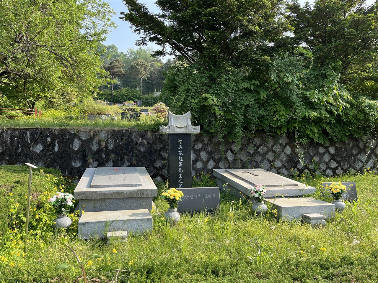 장기려 박사의 묘소. 민주열사 묘역과는 조금 떨어진 곳에 외따로 모셔져 있다. 