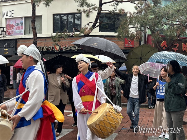 6일 오전 10시 30분께 서울 종로구 대학로 백기완마당집 인근에서 마당집 개관을 알리는 터울림 공연이 이뤄지고, 개관식 참가자들이 흥에 겨워 하는 모습이다.