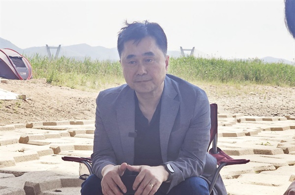 활동가들과 이야기를 나누는 김종민 국회의원