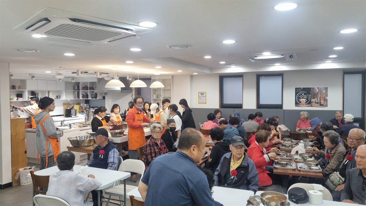 <빨래골마을사랑방 수다> 식당에서 205회 월요노인밥상이 진행 중인 모습