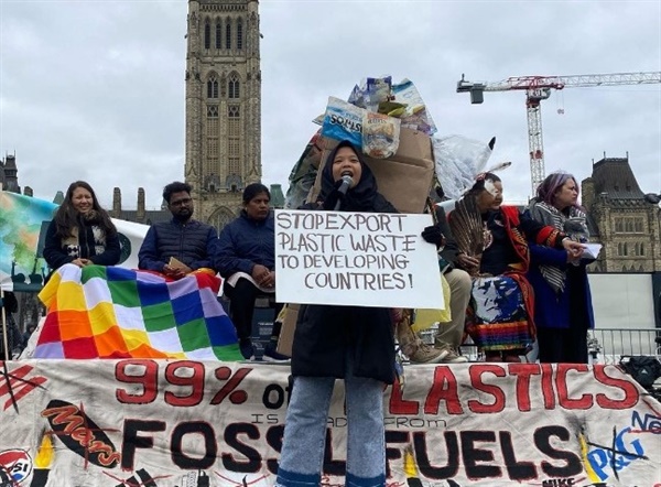 '플라스틱 시대를 끝내기 위한 행진(March to End the Plastic Era)'에서 개발도상국, 원주민 등 플라스틱 오염으로 더 큰 피해를 받는 그룹이 발언을 하고 있다.