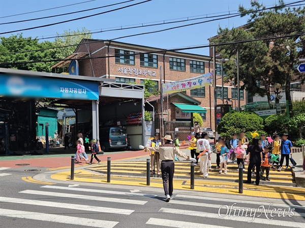 3일 오전 8시 30분께 서울 도봉구 서울창림초 학생들이 등교하는 모습. 교문 바로 옆엔 카센터가 붙어 있다.