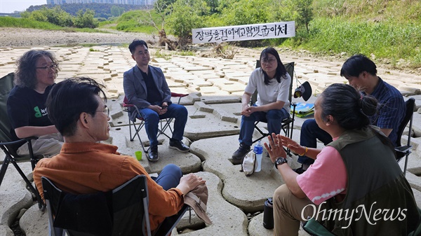 김종민 의원이 지난 4일 세종보 재가동 중단을 촉구하며 천망농성을 하고 있는 환경단체 관계자들과 대화를 나누고 있다.