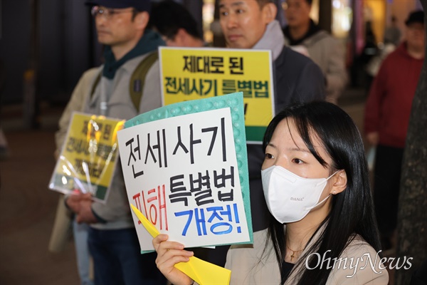 지난 3월 27일 대구 중구 동성로 옛 한일극장 앞에서 열린 '영남권 전세사기 피해자 증언대회'에서 한 참가자가 '전세사기 특별법 개정' 손피켓을 들고 있다.