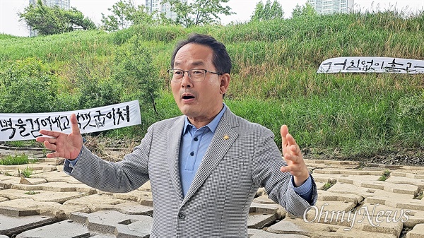 지난 5월 5일 세종보 재가동 중단을 위한 천막농성장을 방문한 강준현 더불어민주당 국회의원(세종 을 지역구)