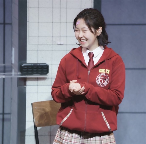  연극 ‘비프’에서 서혜원이 ‘진세희’를 연기하고 있다.