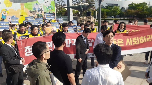 5월 3일 EBS 부사장에 임명된 김성동 전 월간조선 편집장이 EBS노조원들의 저지로 출근하지 못하고 있는 모습