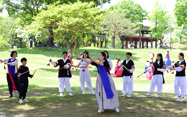  5월 3~6일 사이 진주성, 남강 일원에서 열렸단 진주논개제. 진주검무.