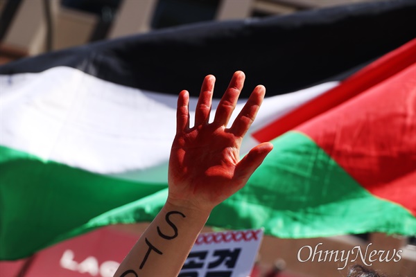 팔레스타인과 연대하는 한국시민사회긴급행동 소속 단체 회원들이 지난 8일 오전 서울 종로구 이스라엘대사관앞에서 ‘이스라엘의 라파 지상군 투입 규탄, 가자 주민 집단학살 중단을 요구하는 긴급 기자회견을 열었다.