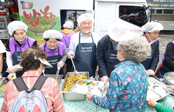  8일 창원 내서종합사회복지관 앞 광장에서 열린 ‘온기나눔 밥차, 따뜻한 밥 한상’ 행사